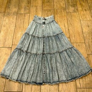 Three Bird Nest NWOT long tiered acid wash denim skirt Size Small Distressed hem